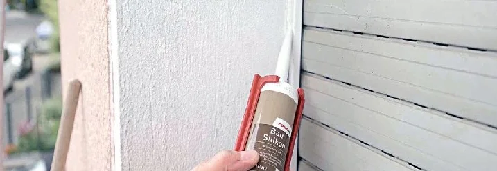 Person verwendet eine Kartusche mit Dichtmittel